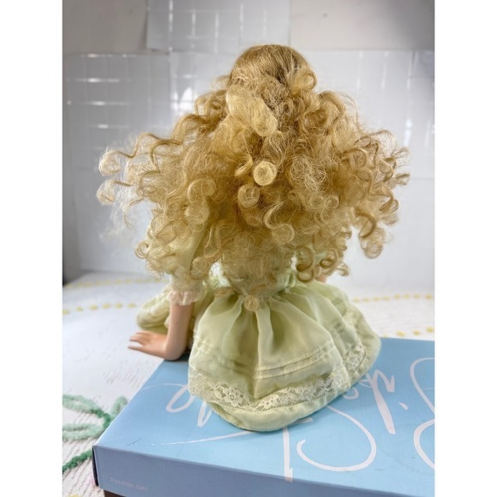 William Tung Sabrina Porcelain Doll Limited Edition 395/1000 Vintage 1993 Green - Picture 4 of 7